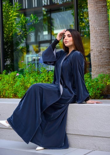 عبايه مخمل بلون الرمادي المزرق هادئ شتوي مع طرحة