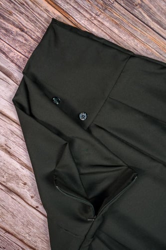 تنورة مدرسية بخصر عالي مع أزرار أمامية زيتي