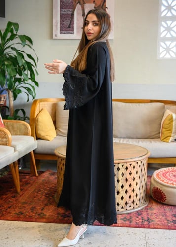 عباية سوداء أنترنت بحواف زهر أسود على الحواف مع طر...