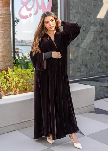 عبايه مخمل ساده بني شتوي مع طرحة