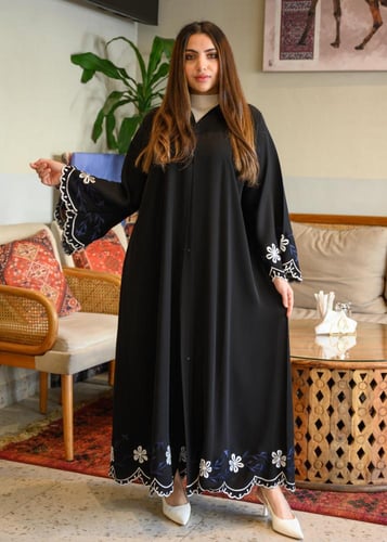 عباية توليب سوداء من قماش إنترنت الفاخر بتطريز زهو...