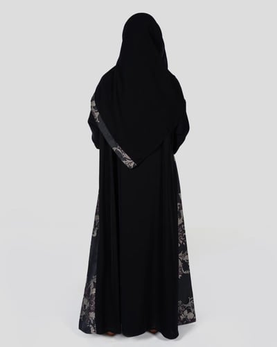 عباية غصون كريب بلاك بيري سوداء بتدخيلة قماش منقوش...