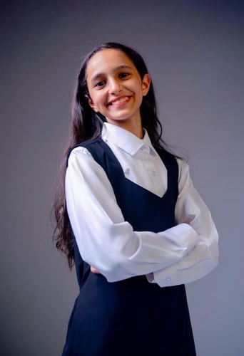 طقم مريول ثانوي كحلي مخطط بقجيب وربطة خلفية مع قمي...