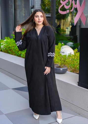 عباية شمواه أسود بتطريز كم بشكل موجات بيضاء عصرية