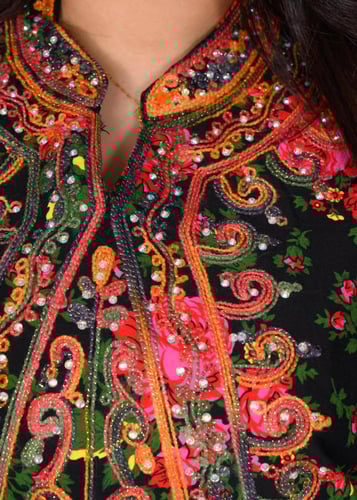 جلابية روز التراثية بنقشة الشال وتطريز صدر ملكي