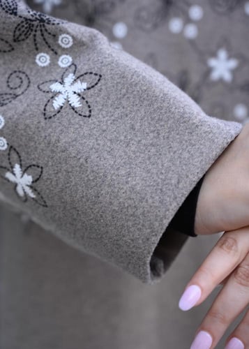 عباية دفء الشتاء جوخ بطباعة زهور أنيقة