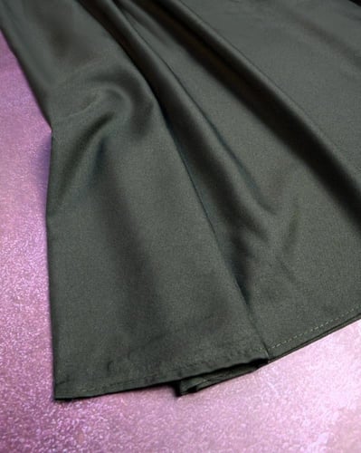 تنورة مدرسية بخصر عالي مع أزرار أمامية زيتي