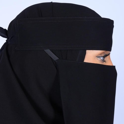 نقاب وسط خط طويل