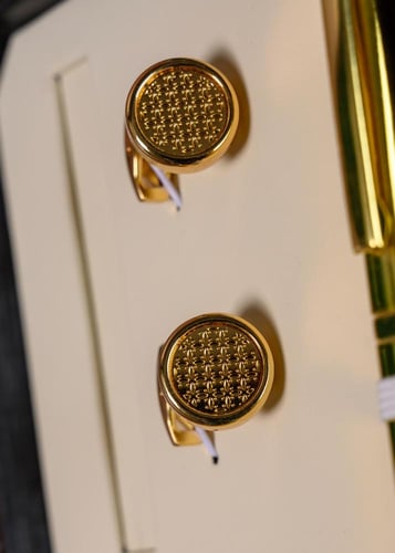 طقم رجالي مميز ذهبي يتكون من ساعة مع قلم وكبك ومسب...