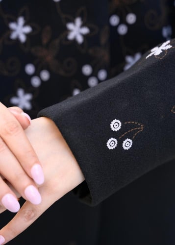 عباية ملكة الشتاء جوخ أسود بطباعة زهور بيضاء