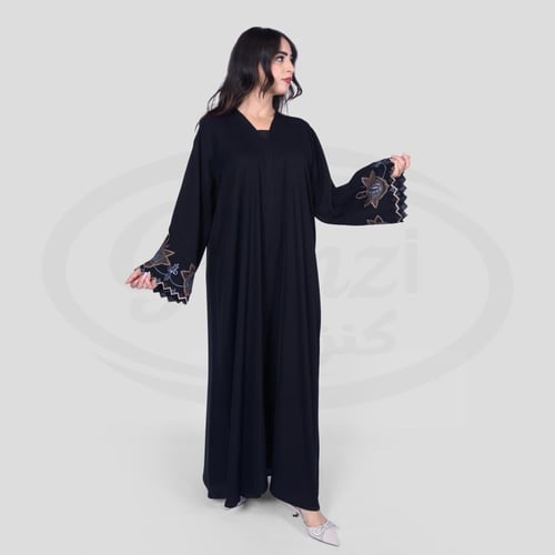 عباية سوداء بتطريز على الأكمام مقفله بطقطق