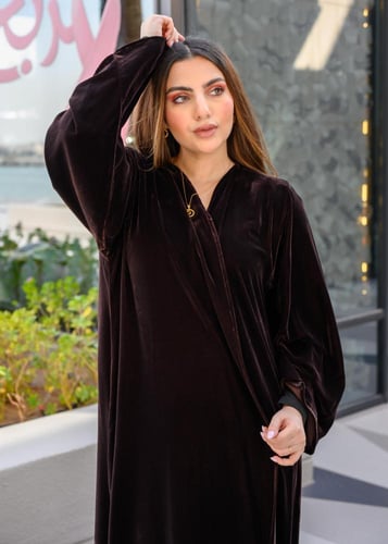 عبايه مخمل ساده بني شتوي مع طرحة