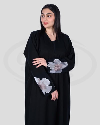 عباية كتان نسائية سوداء بتطريز ورده كبيرة على الأك...