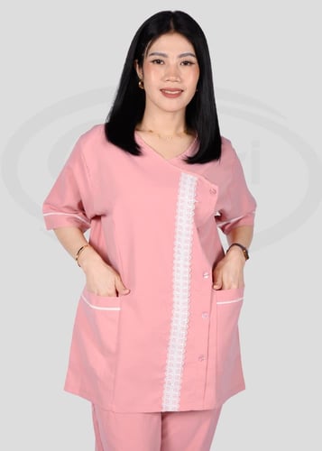 زي عملي للعاملات بتصميم أنيق وأزرار جانبية