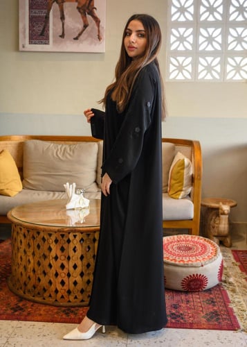 عباية نواعم سوداء بقماش إنترنت وتطريز أزهار بارزة...