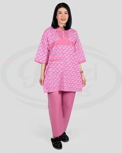 زي عامله مريح بألوان زاهية