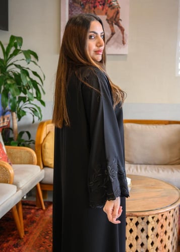 عباية سوداء أنترنت بحواف زهر أسود على الحواف مع طر...