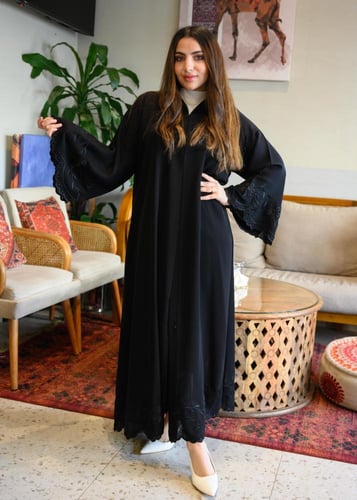 عباية سوداء أنترنت بحواف زهر أسود على الحواف مع طر...