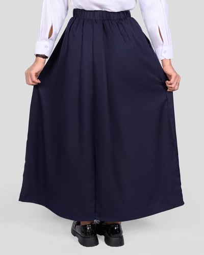 تنورة مدرسية كحلية أنيقة بتصميم بسيط وعملي