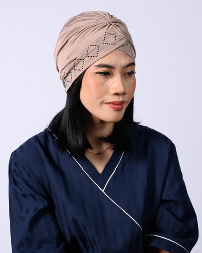 طاقية رأس بتطريز ناعم من الامام