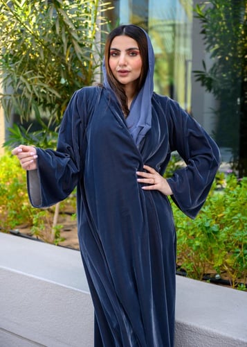 عبايه مخمل بلون الرمادي المزرق هادئ شتوي مع طرحة