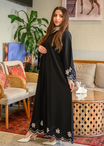 عباية توليب سوداء من قماش إنترنت الفاخر بتطريز زهو...