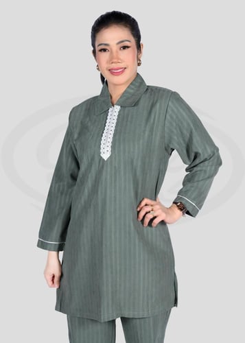 زيّ عاملات شتوي مخطط مع مريله