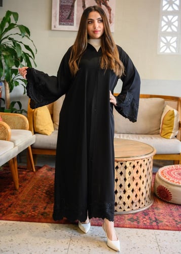 عباية سوداء أنترنت بحواف زهر أسود على الحواف مع طر...