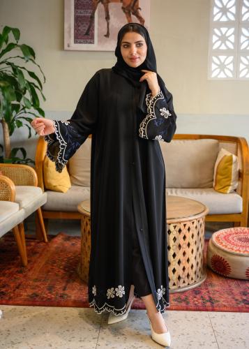 عباية توليب سوداء من قماش إنترنت الفاخر بتطريز زهو...