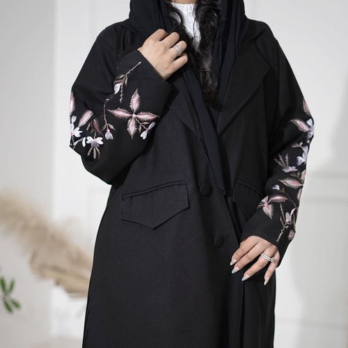 عباية بليزر أسود كتان بكسرات خلفية وبأكمام مطرزة ز...