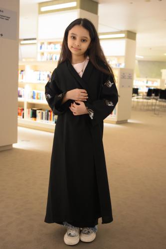 عباية لف بناتي كتان أسود بتطريز على الأكمام