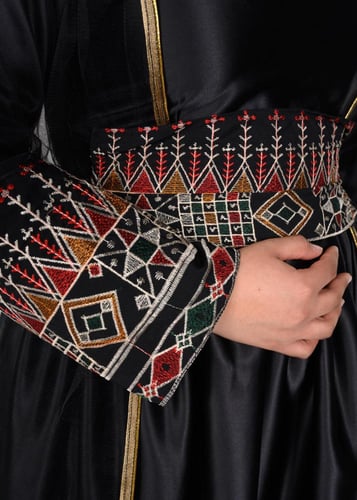 ثوب تراثي أسود بحزام مطرز وتفاصيل ذهبية ملكية