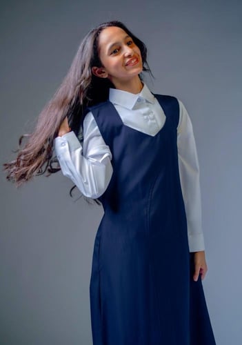 طقم مريول ثانوي كحلي مخطط بقجيب وربطة خلفية مع قمي...