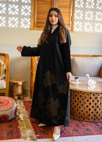 عباية جوري كتان سوداء بتطريز زهور سفلي وأكمام بفتح...