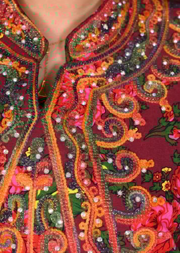 جلابية روز التراثية بنقشة الشال وتطريز صدر ملكي