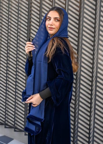 عباية مخملية سادة بلون كحلي غني وعميق مع طرحة كحلي