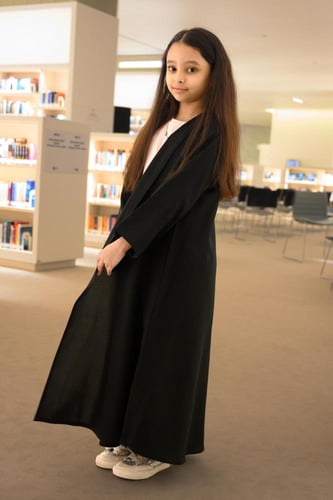 عباية كتان بناتي لف أسود بتطريز ورد اسود على الأكم...