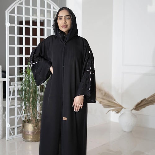 عباية سوداء انترنت كلوش مطرزه على الأكمام بلون ابي...