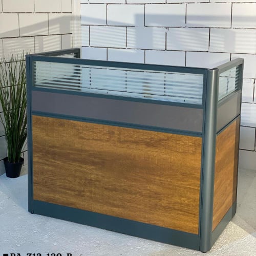 محطات عمل فردية متعددة الألوان - متوفرة بكميات تلب...