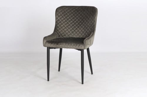 كرسي طعام بيج بتصميم أنيق ومريح بنقشة مربعات