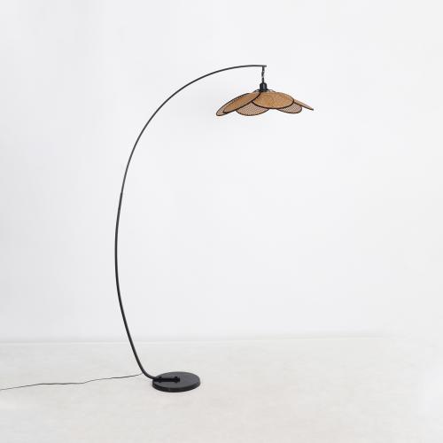 أباجورة أرضية راتان بتصميم زهرة متفتحة