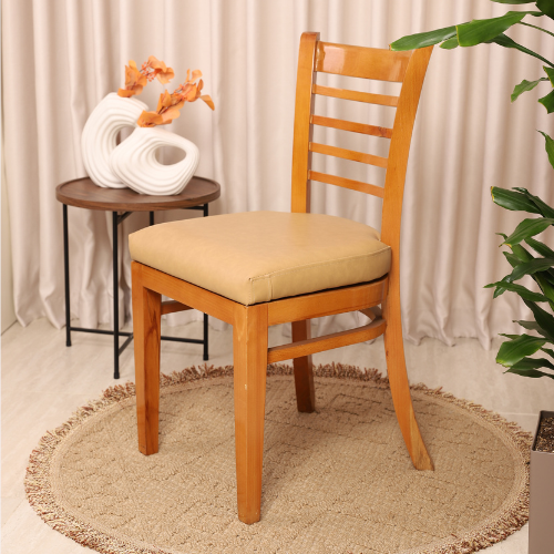 كرسي خشبي كلاسيكي بقاعدة مبطنة