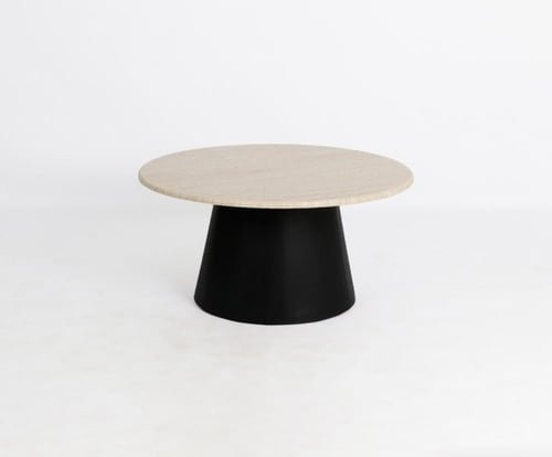 طاولة قهوة مودرن بلمسة خشبية وقاعدة مخروطية