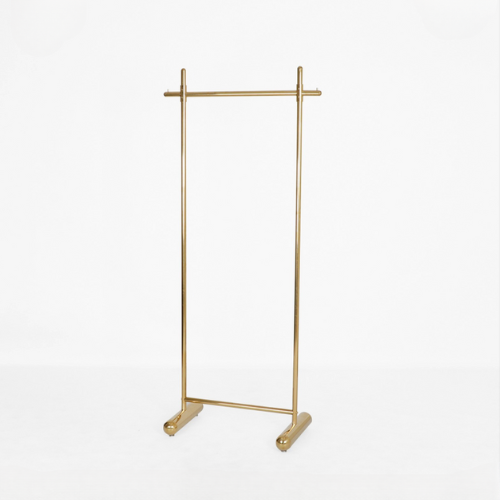 علاقة ملابس فاخرة بتصميم أنيق