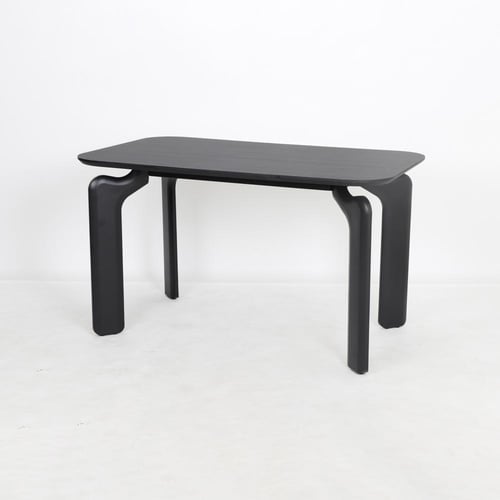 طاولة بتصميم عصري