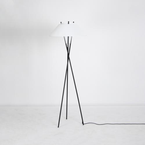 اباجورة بثلاثة أعمدة