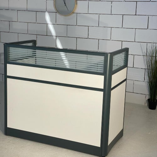 محطات عمل فردية متعددة الألوان - متوفرة بكميات تلب...