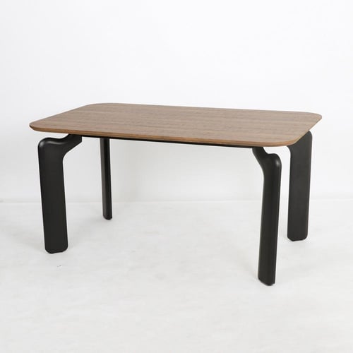 طاولة بتصميم عصري