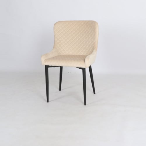 كرسي طعام بيج بتصميم أنيق ومريح بنقشة مربعات