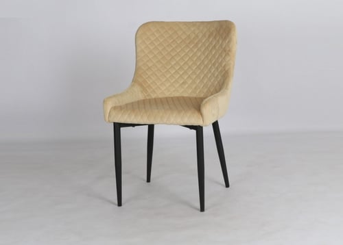 كرسي طعام بيج بتصميم أنيق ومريح بنقشة مربعات